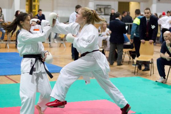 Radn�ti Bettina akci�ban