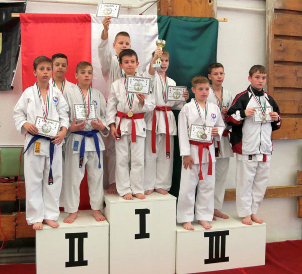 Csapat kata - 1. helyez�s (Boros Csaba, N�dh�zi P�ter, Topolyai M�t�)