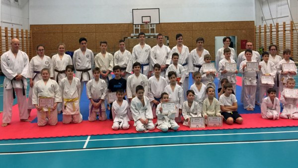 Csoportk�p az oklevelek kioszt�sa ut�n